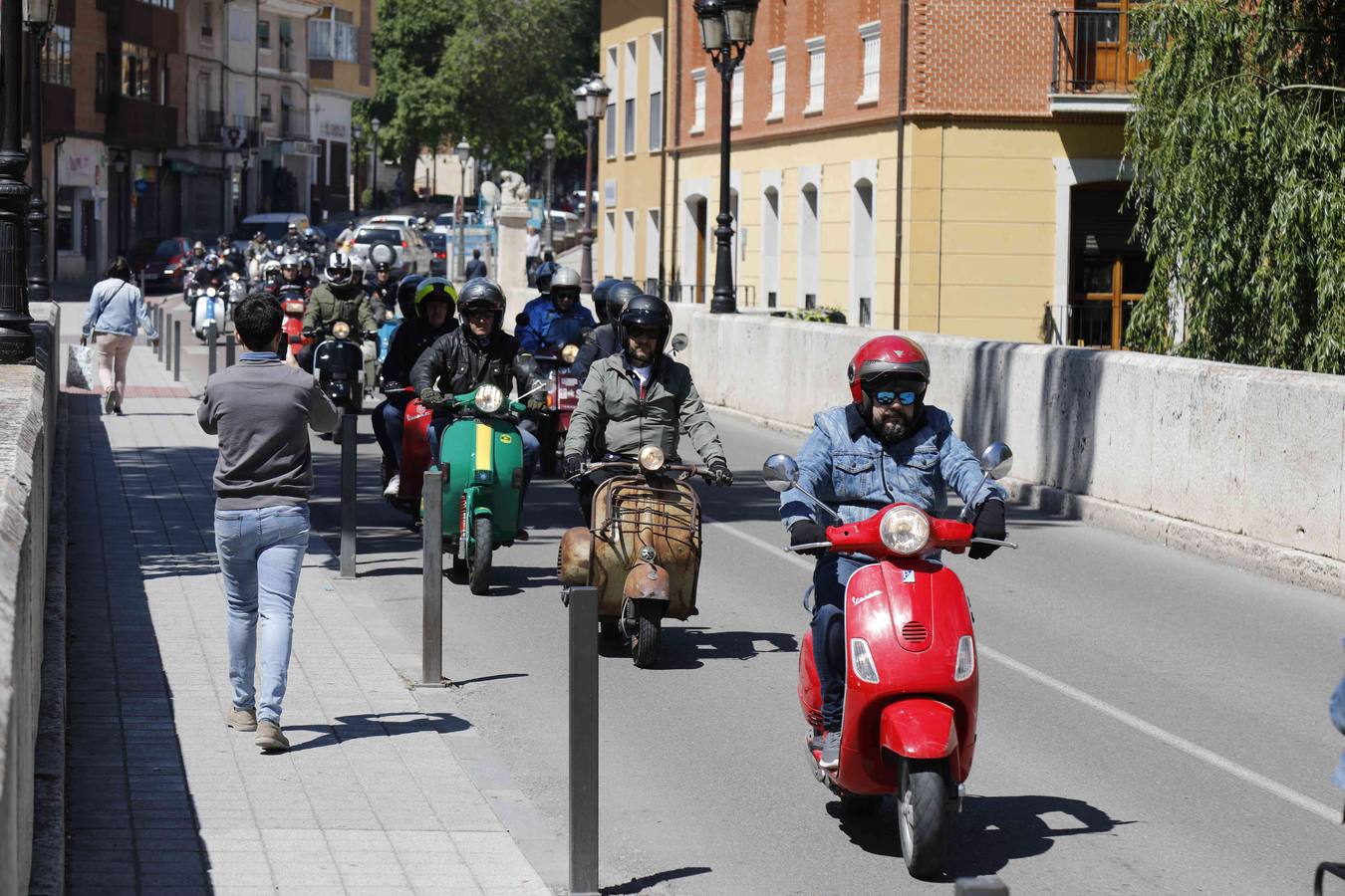 Más de 150 inscritos procedentes de toda España recorren las calles de la localidad para «compartir moto y amistad»