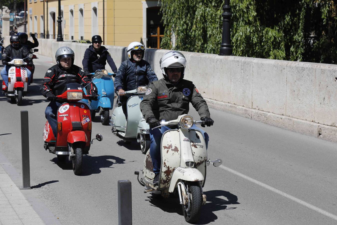 Más de 150 inscritos procedentes de toda España recorren las calles de la localidad para «compartir moto y amistad»