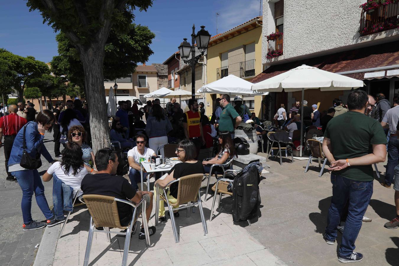 Más de 150 inscritos procedentes de toda España recorren las calles de la localidad para «compartir moto y amistad»