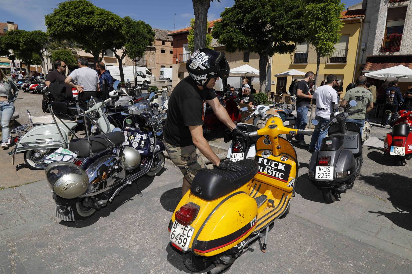 Más de 150 inscritos procedentes de toda España recorren las calles de la localidad para «compartir moto y amistad»