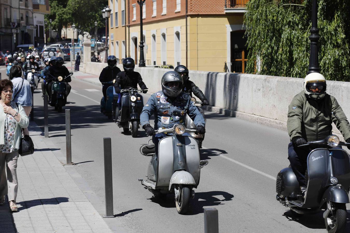 Más de 150 inscritos procedentes de toda España recorren las calles de la localidad para «compartir moto y amistad»