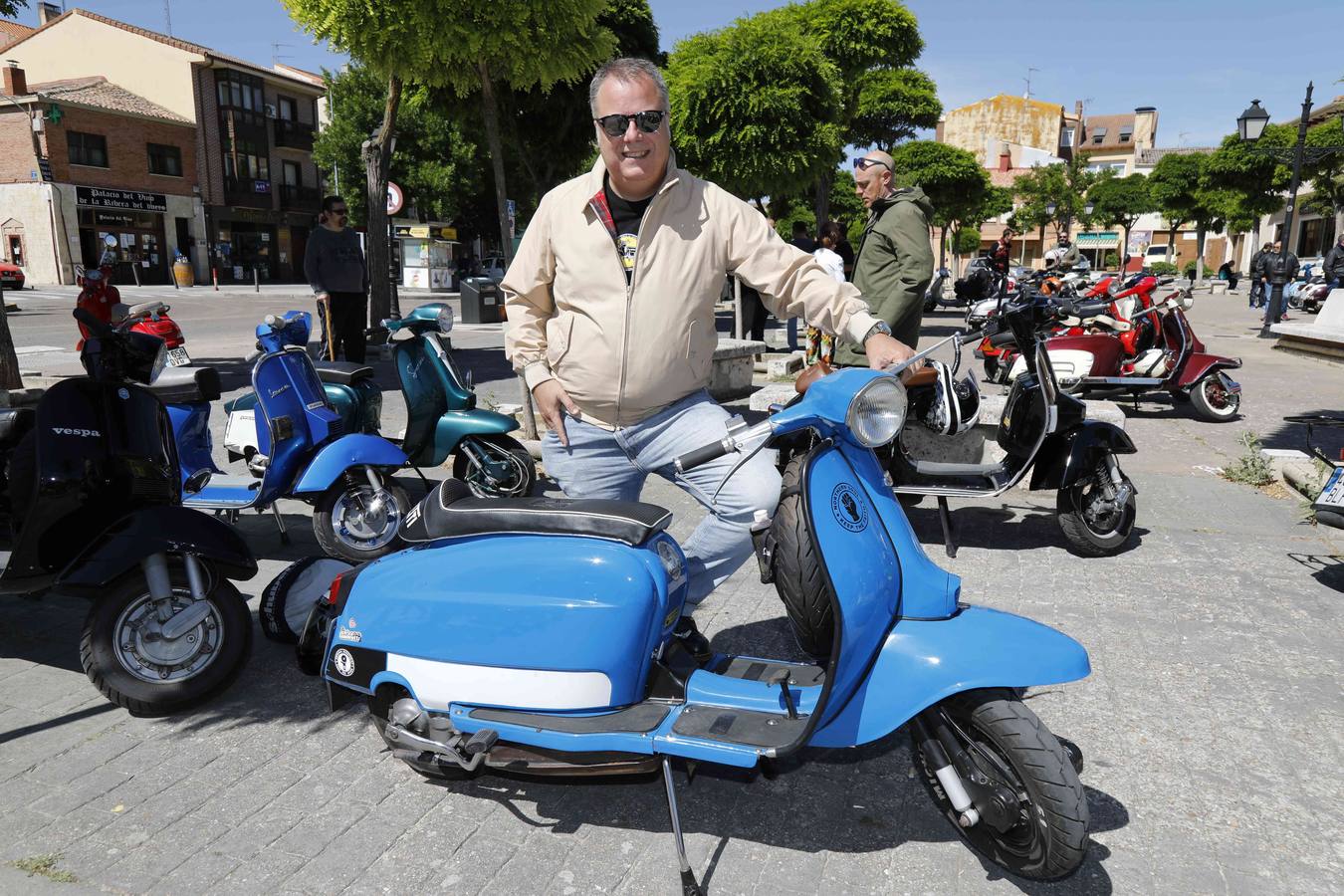 Más de 150 inscritos procedentes de toda España recorren las calles de la localidad para «compartir moto y amistad»