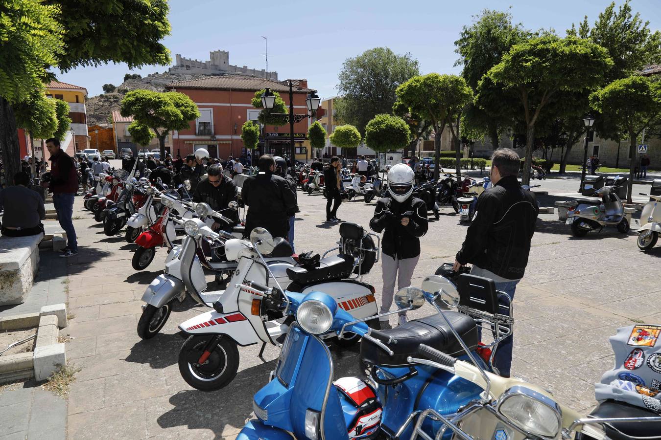 Más de 150 inscritos procedentes de toda España recorren las calles de la localidad para «compartir moto y amistad»