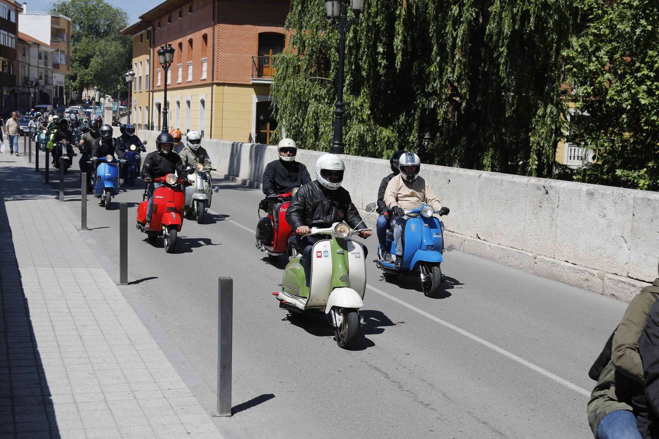 Más de 150 inscritos procedentes de toda España recorren las calles de la localidad para «compartir moto y amistad»