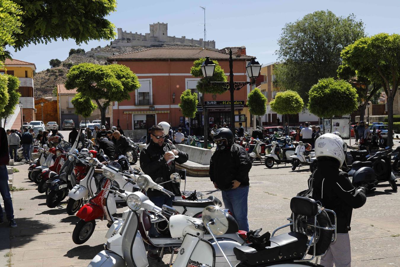 Más de 150 inscritos procedentes de toda España recorren las calles de la localidad para «compartir moto y amistad»