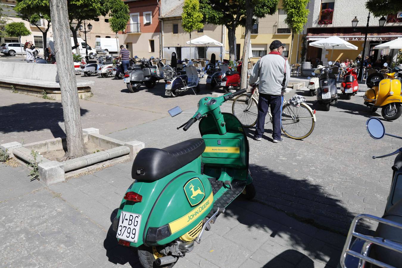 Más de 150 inscritos procedentes de toda España recorren las calles de la localidad para «compartir moto y amistad»