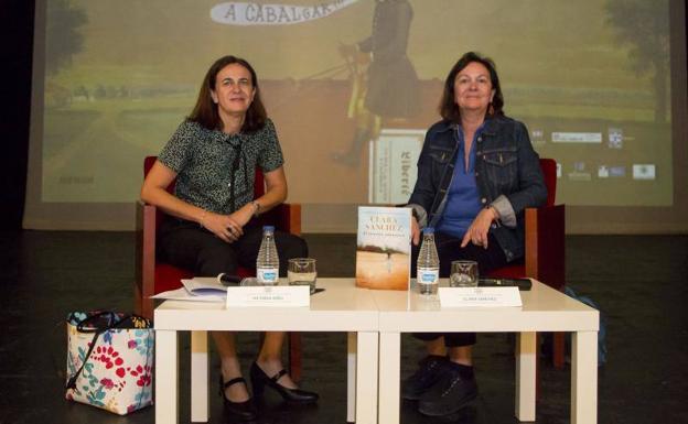 Victoria M. Niño y Clara Sánchez, durante la presentación de 'El amante silencioso'. 