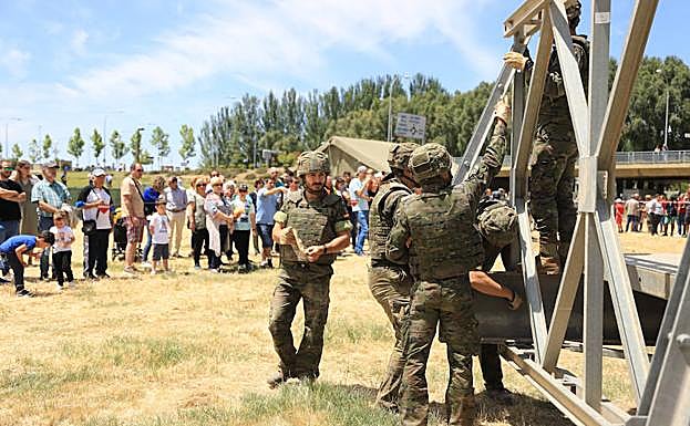 Trabajos de construcción del puente junto al río Tormes.