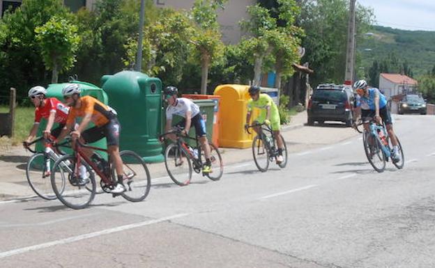 Un instante de la prueba a su paso por El Cabaco 