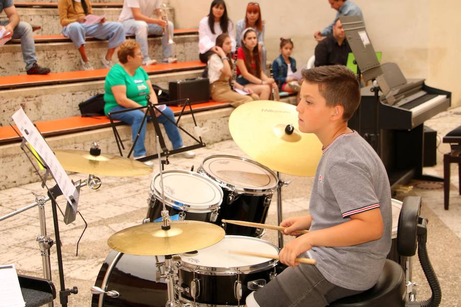 Un alumno de la escuela, durante la audición de fin de curso. 