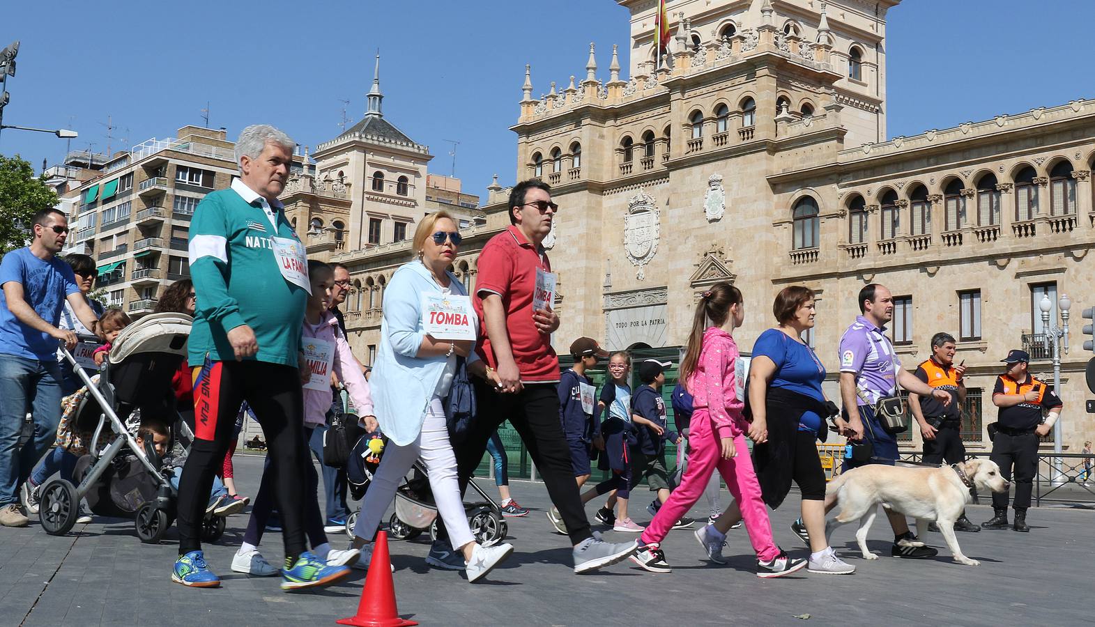 Más de 1.500 personas se han inscrito en esta marcha popular organizada de manera conjunta por El Norte de Castilla y por la Federación de Atletismo de Castilla y León con el espíritu de recorrer los algo más de cinco kilómetros del trazado por las calles más emblemáticas de la ciudad