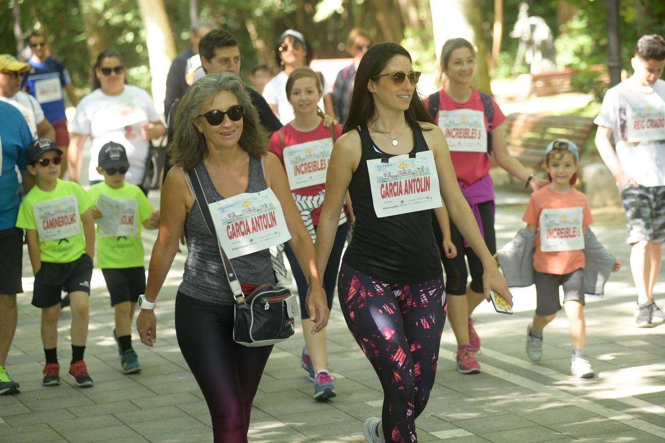 Más de 1.500 personas se han inscrito en esta marcha popular organizada de manera conjunta por El Norte de Castilla y por la Federación de Atletismo de Castilla y León con el espíritu de recorrer los algo más de cinco kilómetros del trazado por las calles más emblemáticas de la ciudad