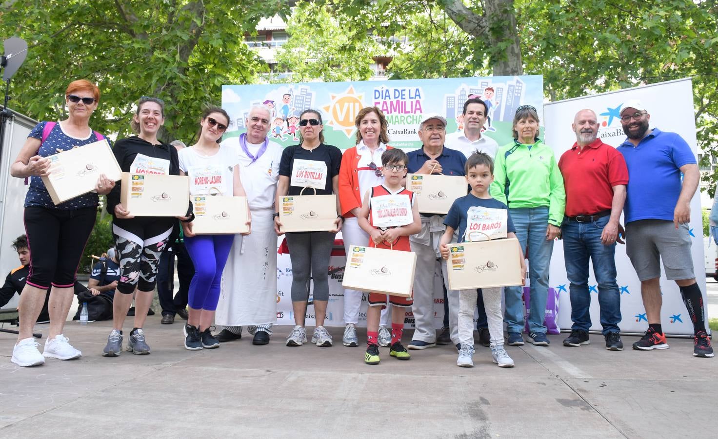 Tras aproximadamente una hora de recorrido han comenzado a llegar las familias de nuevo a meta, al Paseo de los Coches del Campo Grande, donde han podido disfrutar de una clase de zumba, para después reponer fuerzas con una degustación de un guiso de judías del Barco de Ávila elaboradas por el restaurante La Criolla