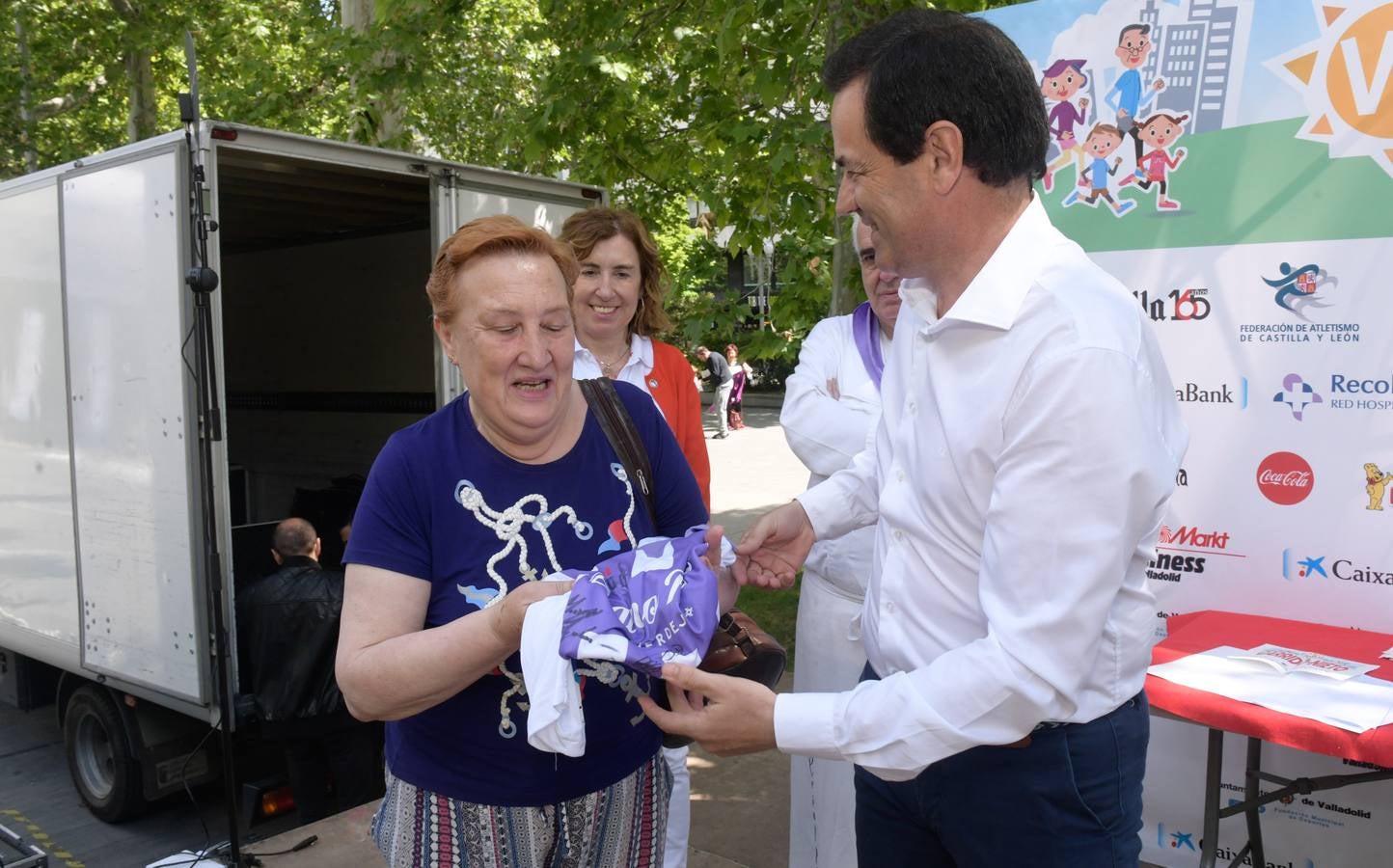 Tras aproximadamente una hora de recorrido han comenzado a llegar las familias de nuevo a meta, al Paseo de los Coches del Campo Grande, donde han podido disfrutar de una clase de zumba, para después reponer fuerzas con una degustación de un guiso de judías del Barco de Ávila elaboradas por el restaurante La Criolla