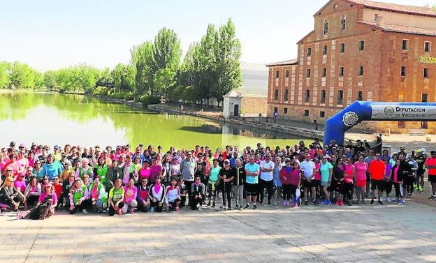 Participantes en la Marcha Contra el Cáncer de Medina de Rioseco, este domingo. 