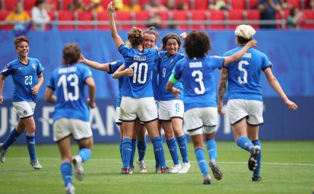Las jugadoras italianas celebran el tanto de la victoria ante Australia.