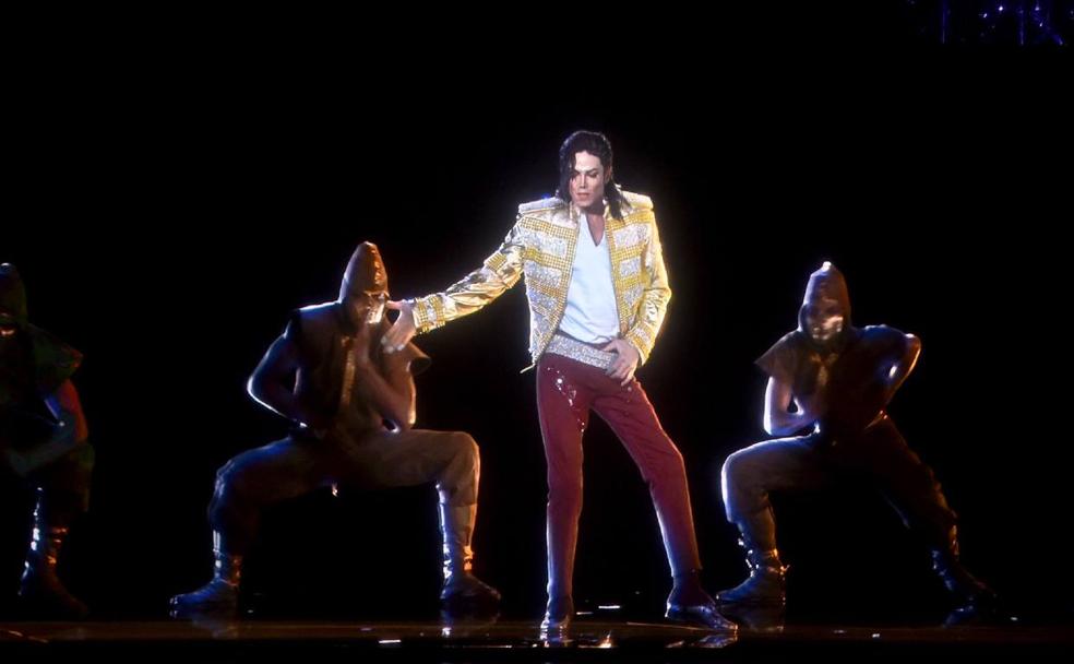 El fantasma lumínico de Michael Jackson, flanqueado por unos bailarines sobre un escenario de Las Vegas en 2013.