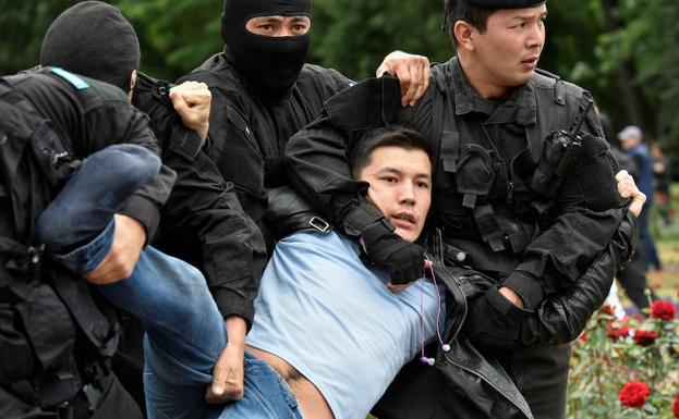 Agentes inmovilizan a un manifestante en Alma-Atí.