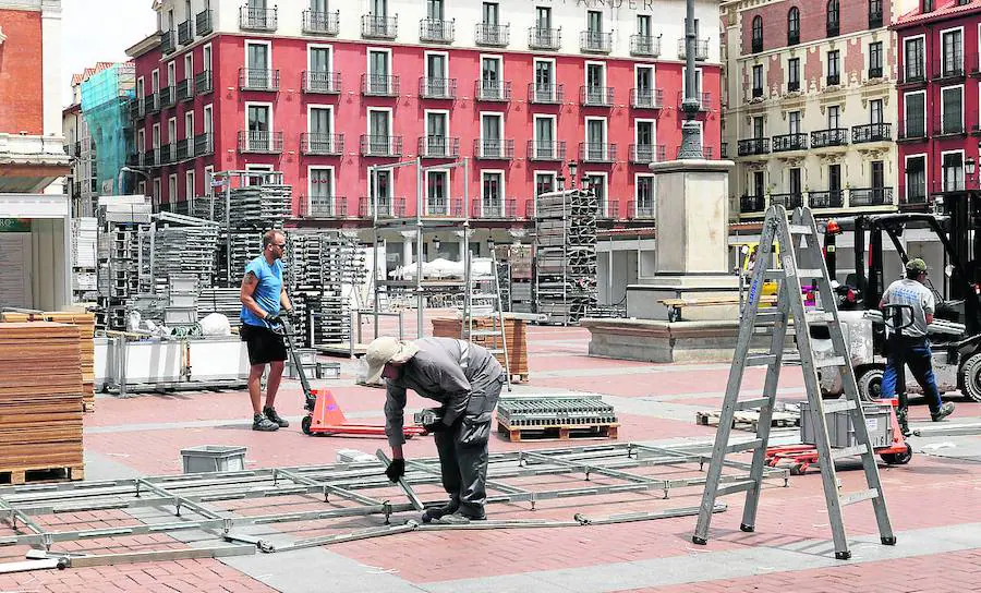 Los operarios desmontaron ayer las casetas de la feria en la Plaza Mayor.