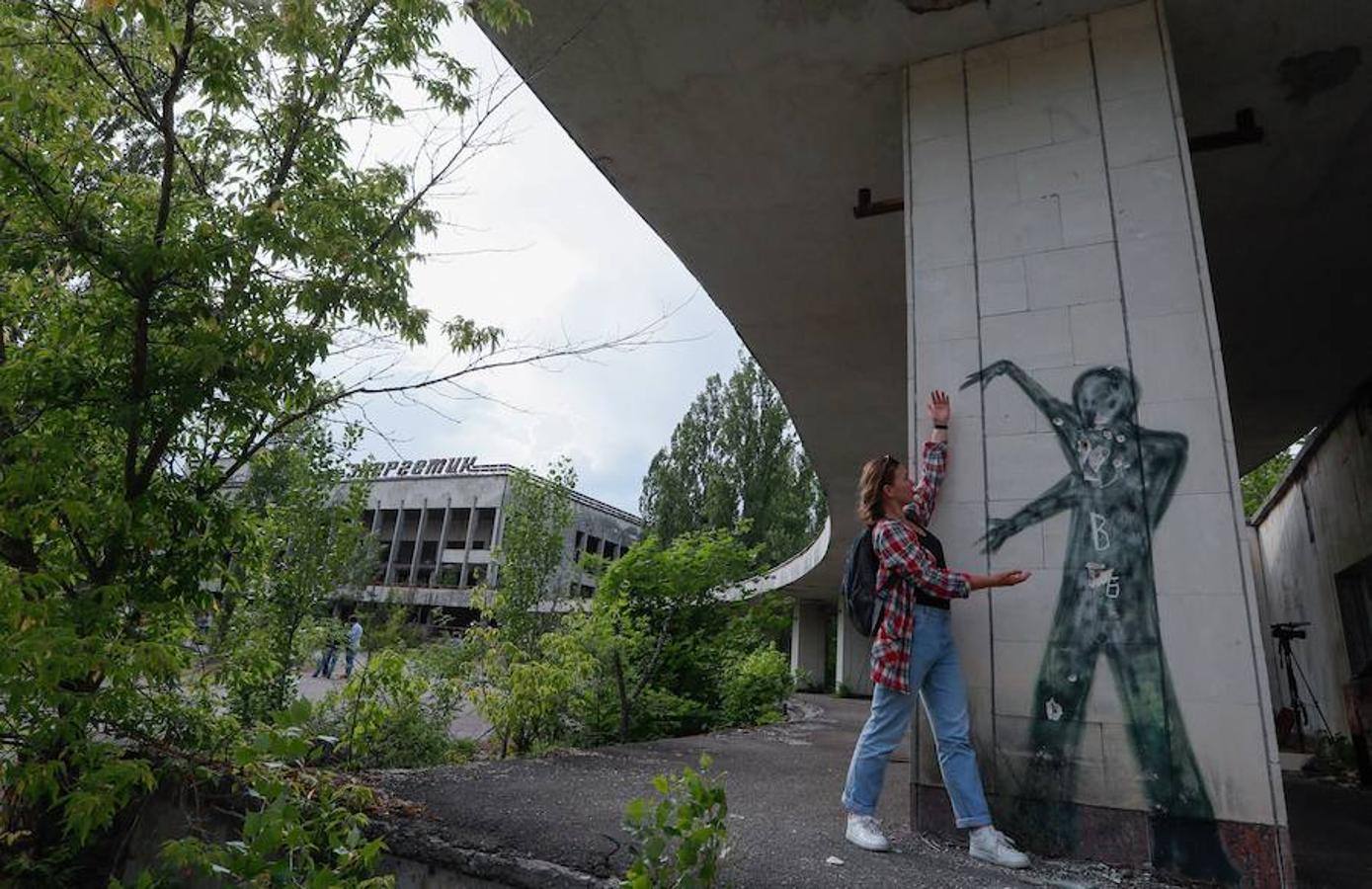 Sin embargo, lo que más impresiona al turista es la fantasmagórica localidad de Prípiats, donde vivía todo el personal que trabajaba en la planta y que está a solo 4 kilómetros del reactor. Sus habitantes tuvieron que ser evacuados al día siguiente del accidente nuclear y ahora surge en medio de la maleza como una ciudad abandonada que conserva intactos los símbolos comunistas de entonces. Todo el entorno presenta un aspecto inquietante debido a la vegetación y la presencia de perros y animales salvajes que acuden al lugar por la escasa presencia humana y aprovechando agujeros en el vallado que acota la zona. 