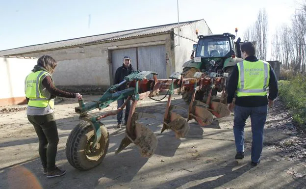 Un equipo Roca de la Guardia Civil inspecciona maquinaria en una explotación agraria. 