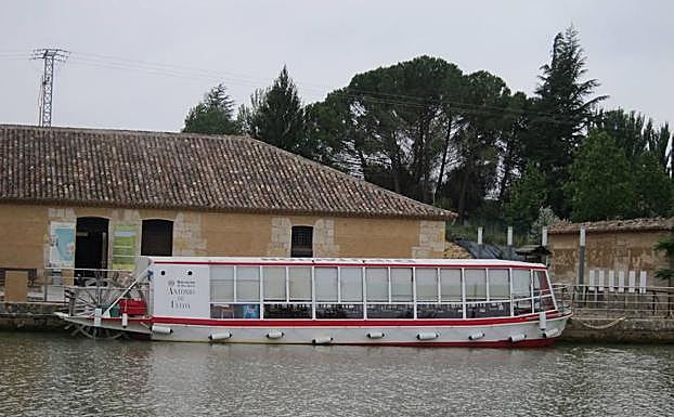 El barco Antonio de Ulloa recorre el Canal de Castilla.
