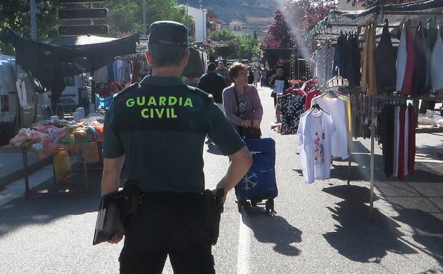 Un agente, en el mercadillo de Peñafiel.