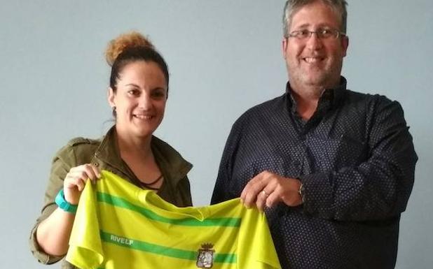 Natalia Maroto y el presidente del club cuellarano.