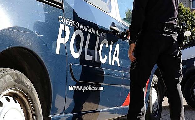 Policias nacionales en la Comisaria de Delicias.