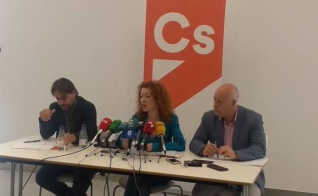 Fernanado Castaña, Ana Suárez y Juan José Sánchez, durante la rueda de prensa.