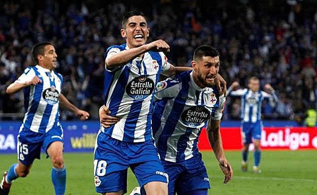 Los jugadores del Deportivo celebran uno de los goles del equipo gallego.