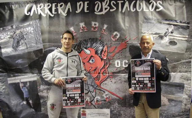 El promotor de la prueba, Bernardo Marbán, y el alcalde de Laguna de Duero, Román Rodríguez, durante la presentación de la Diablo Race. 
