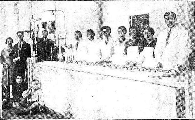 Trabajadores y clientes en Helados Polos. 