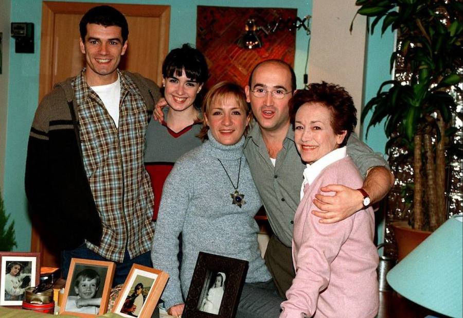 'Siete vidas' llegó a la televisión española en 1999 y lo hizo para quedarse hasta 2006, con un total de 15 temporadas. La ficción, que cuenta las peripecias de un grupo de amigos que intentarán que David (Toni Cantó) se adapte a su nueva vida después de despertar de un largo coma, consiguió importantes éxitos de cuota de pantalla. Entre el reparto, grandes nombres del cine y la televisión española como Blanca Portillo, Javier Cámara, Paz Vega o Carmen Machi. Así han cambiado ellos y el resto de actores que formaron parte de esta producción.