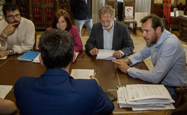 Reunión entre el PSOE y Toma la Palabra para alcanzar un pacto de gobierno municipal.