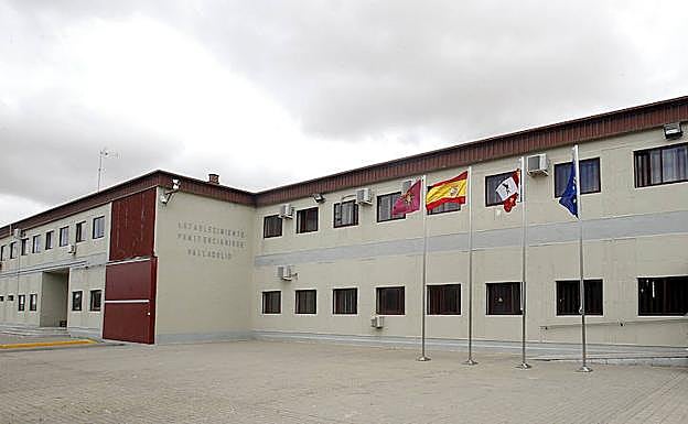 Fachada principal de la cárcel de Villanubla. :: 