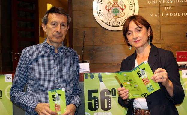 Javier Castán y Carmen Vaquero, junto el programa del 56º Curso de Cinematografía. 