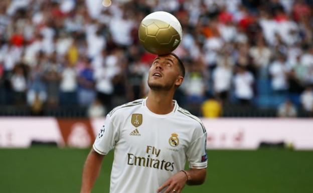 Hazard, dando sus primeros toques sobre el césped del Bernabéu. 