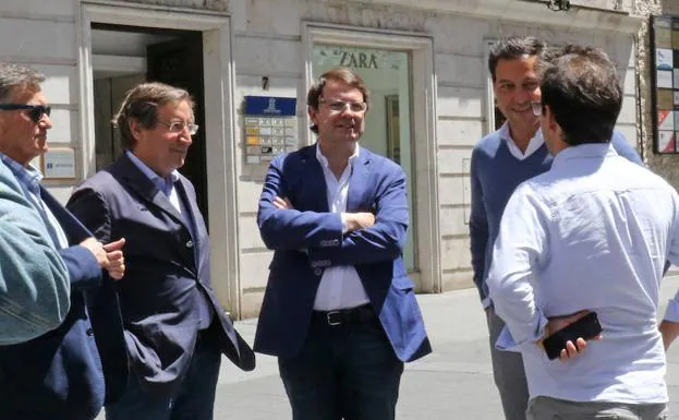 Alfonso Fernández Mañueco (en el centro) sale de la reunión mantenida hoy entre miembros del PP y de Ciudadanos.