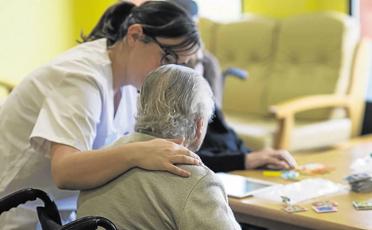 Personal sanitario atiende a personas mayores. :. 