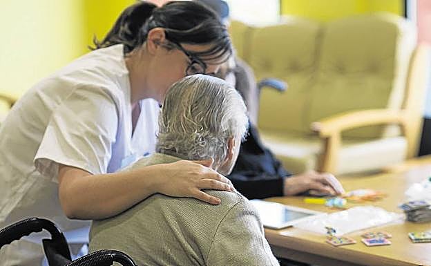 Personal sanitario atiende a personas mayores. :. 