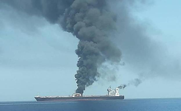 El petrolero 'Front Altair' fue atacado por estribor, aunque por encima de la línea de flotación, lo que evitó su hundimiento.