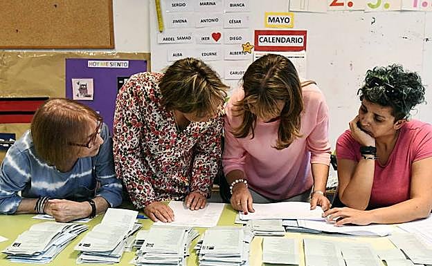 Recuento de votos en una mesa electoral de El Espinar el 26 de mayo.
