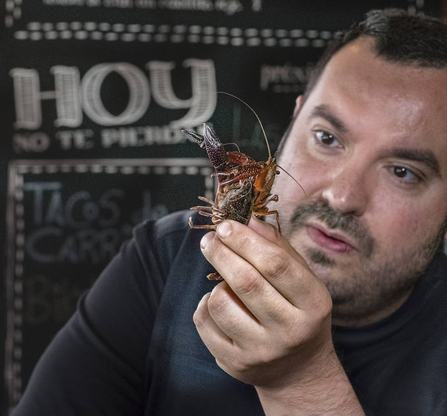 El chef Javier Mariscal sujeta uno de los crustáceos. 