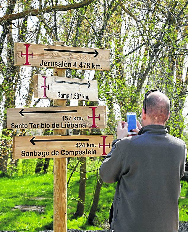 Un cartel indica las distancias a los peregrinos. 