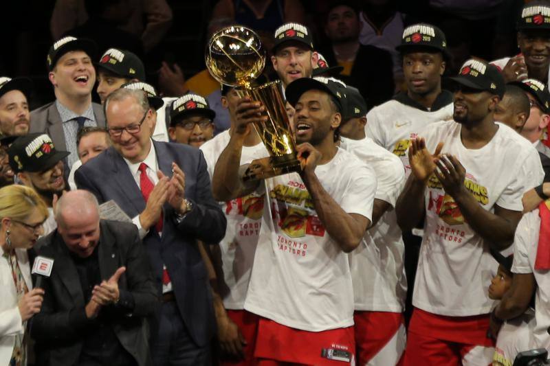 Kawhi Leonard eleva el trofeo junto al resto de la plantilla de los Raptors.
