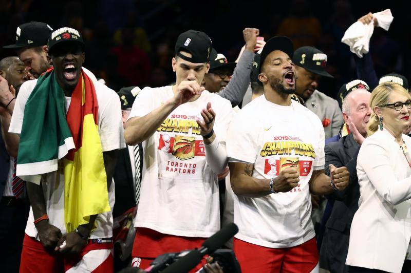 Pascal Siakam, Danny Green y Norman Powell celebran el triunfo de los Raptors.