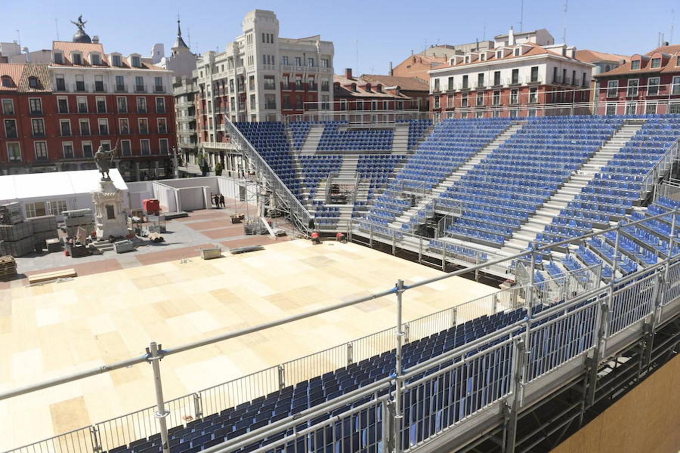 Montaje de la pista de pádel en la Plaza Mayor de Valladolid