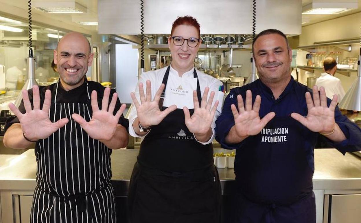 Luis Alberto Lera, Marina de la Hoz y Ángel León, ayer en las cocinas de Ambivium. 