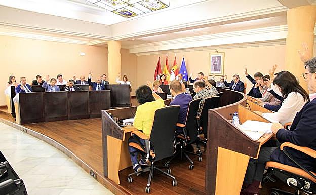 Votación en un pleno de la Diputación de Segovia. 